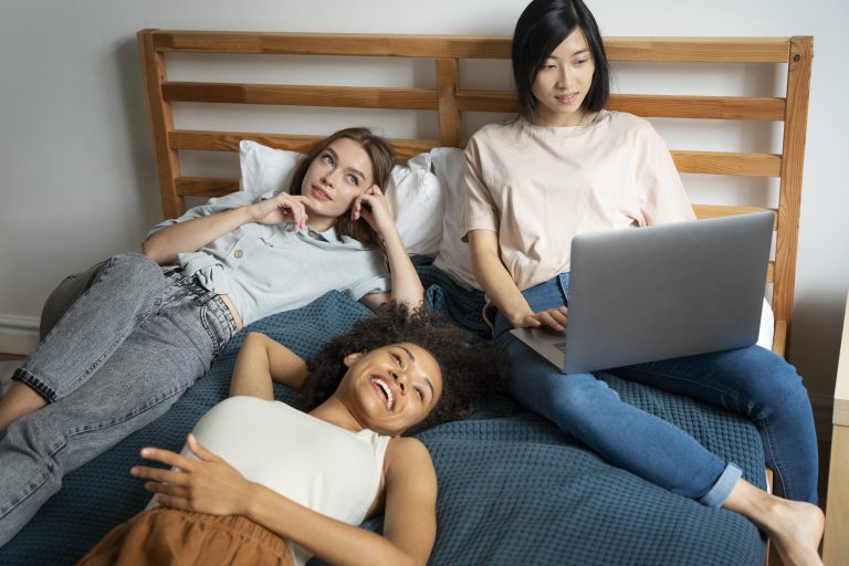 Colocation étudiante : qui paie quoi et comment bien s&rsquo;assurer face aux risques ?